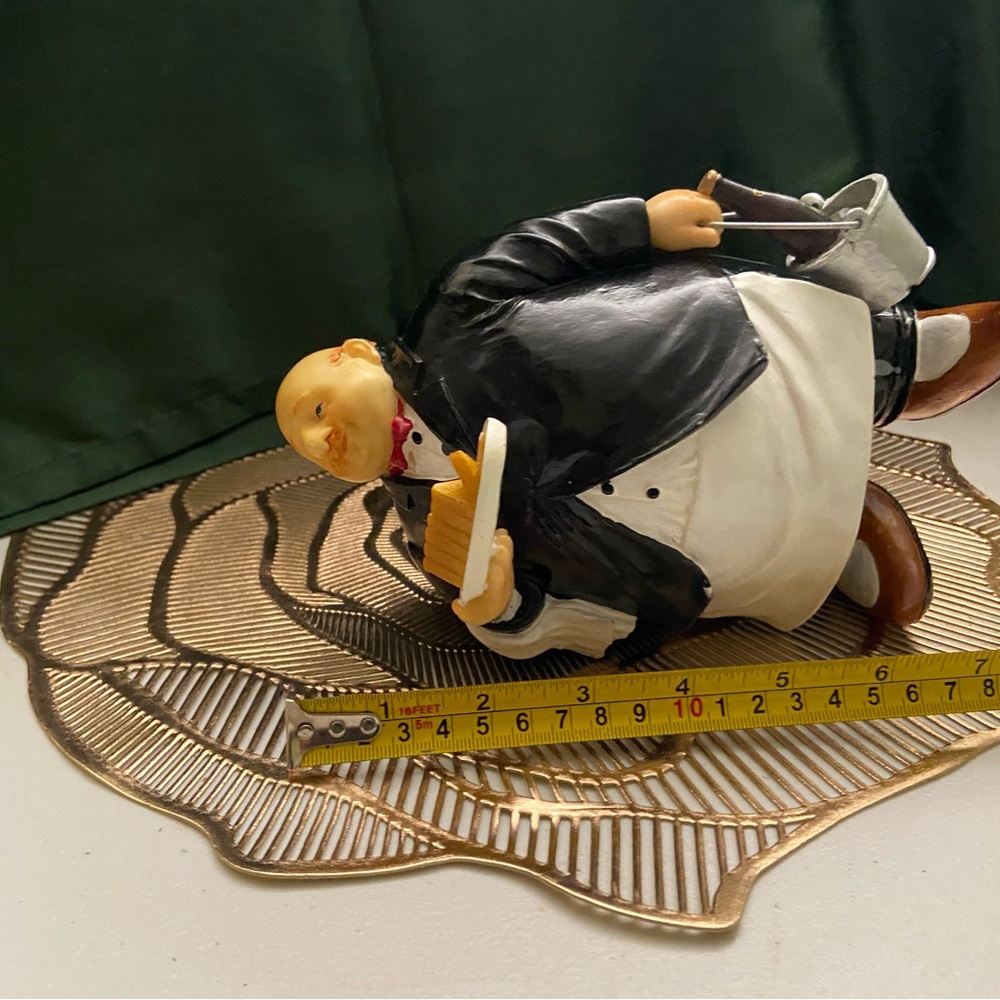 Portly Waiter Figurine - Picture 5 of 7
